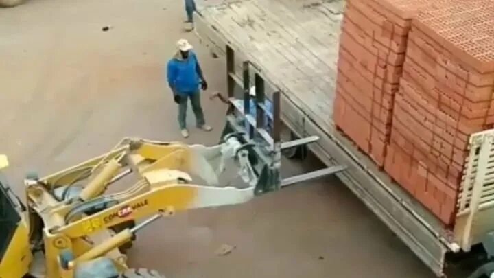 Подъемный кран на стройке с плитой. Складирование кирпича керамического. На строительную площадку доставили 345000 кирпичей. На строительную площадку доставили 345000 кирпичей. На строительную площадку доставили 345000 кирпичей.