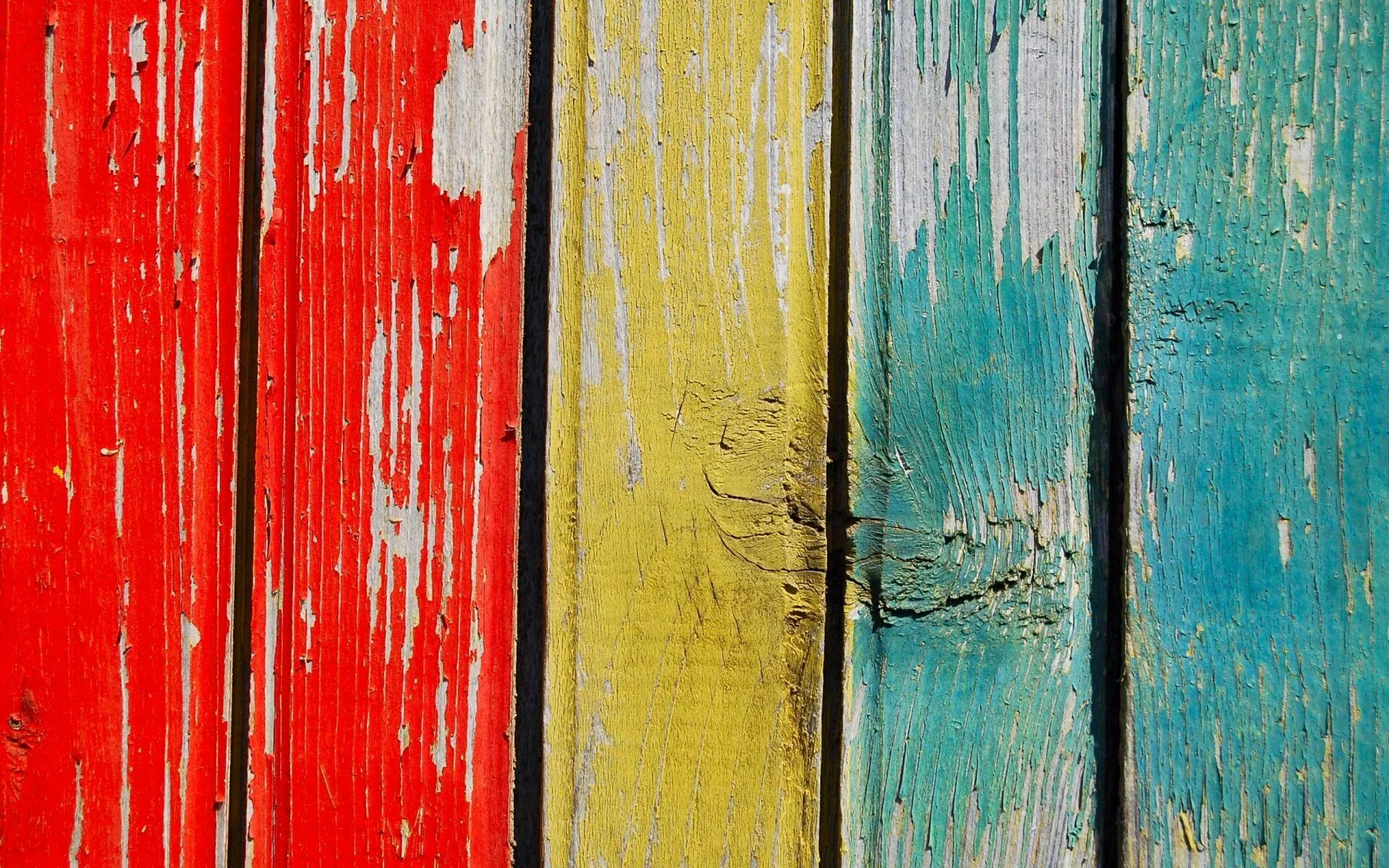 Доска цветная. Старый деревянный забор. Деревянный фон. Цветные доски. Разноцветный забор.