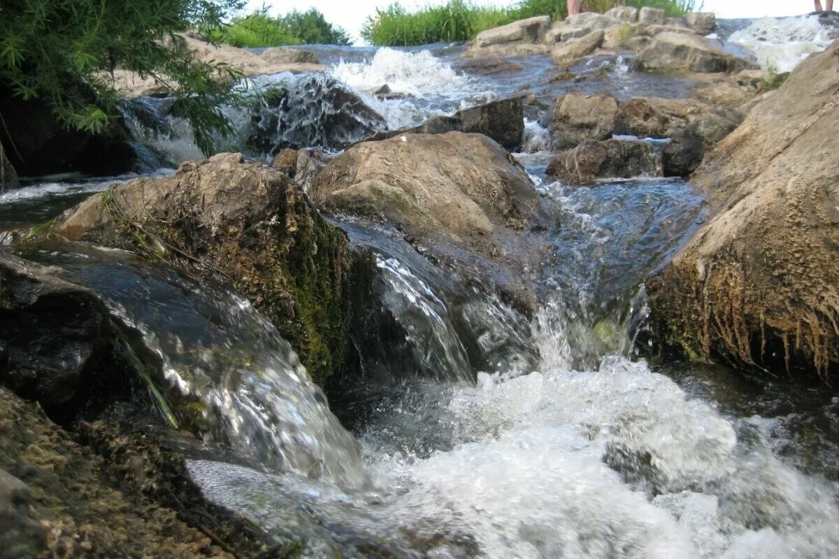 Водопады саратовской. Чардымские водопады Саратов. Водопад Чардымские камни в Саратовской. Водопад Чардымские камни в Саратовской области. Чардымские камни Михайловке водопад.