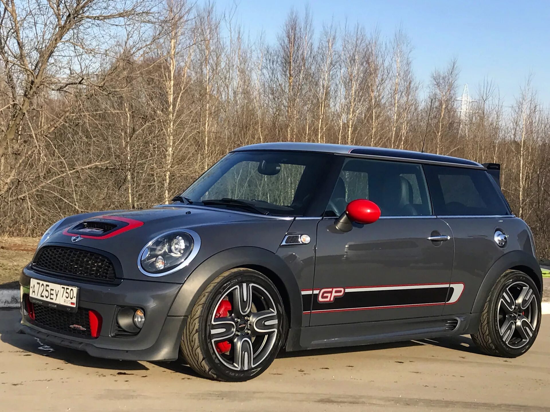 Mini cooper отзывы. Mini Cooper s JCW. Джон Купер Воркс диски. Mini Cooper JCW диски. Mini Cooper s 18.