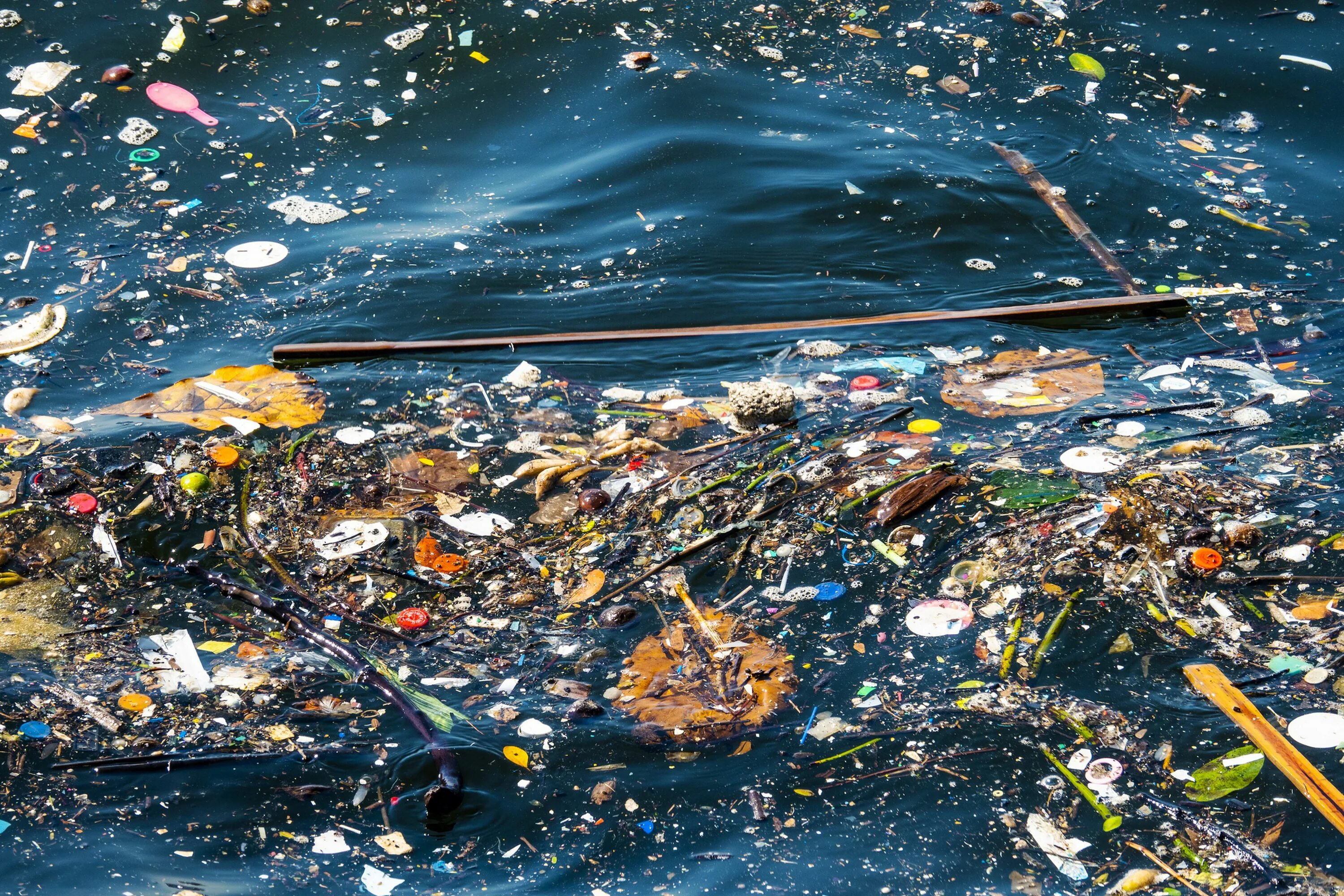 Pollution pictures. Загрязнение мирового океана химикатами. Великобритания мусорное пятно. Тихоокеанское мусорное пятно со спутника.