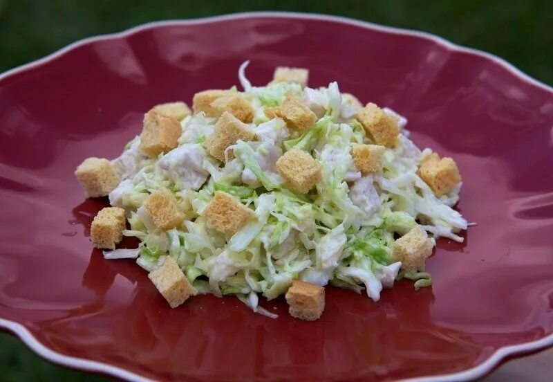 Салат с куриным филе и пекинской капустой. Салат с капустой и сухариками. салат с курицей и сухариками. салат с сухариками и капустой белокочанной. салат с курицей и сухариками и сыром.