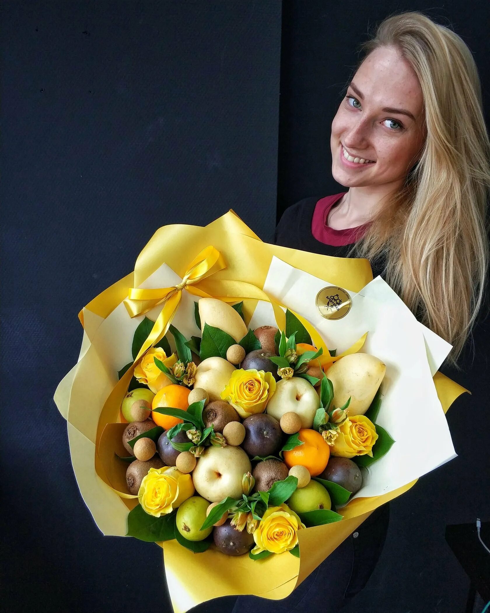 Съедобные букеты для женщин. Сладости в виде людей. Букет из чупа чупсов и конфет. Букет конфет. Съедобные девочки.