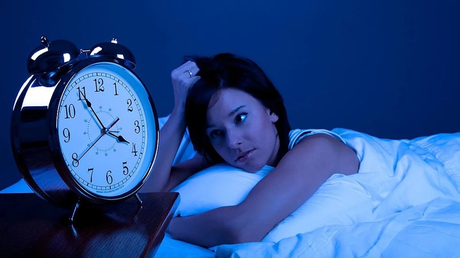 Почему люди просыпаются в 3 ночи. Бессонница. Нарушение сна. Человек с бессонницей. Плохой сон.
