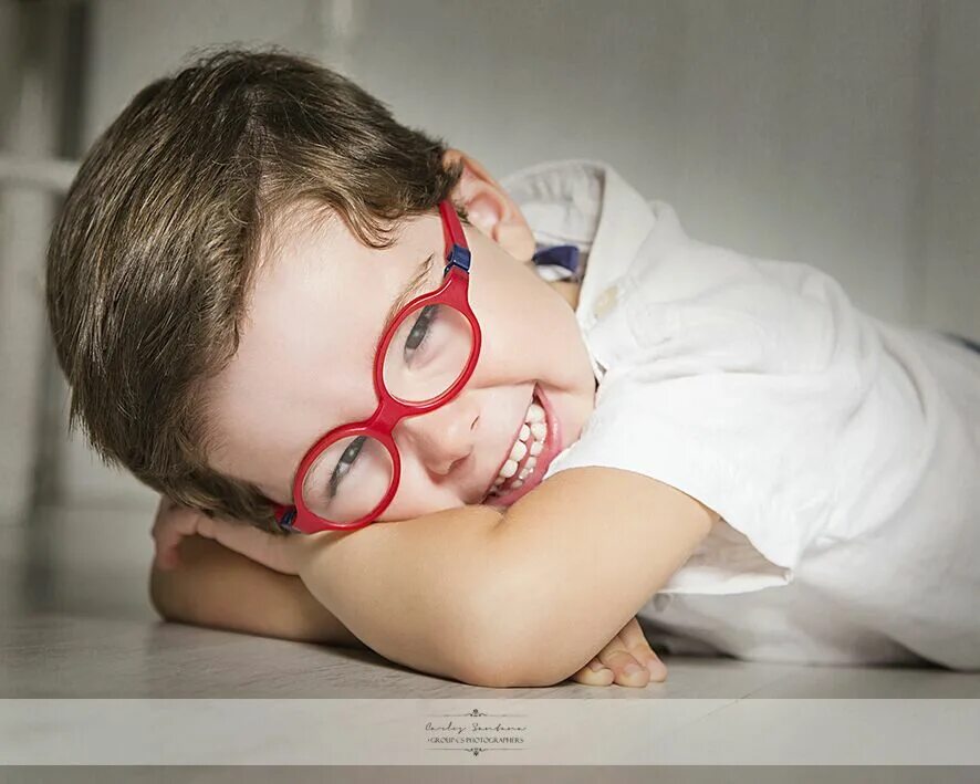 Расстройство нарушение зрения. Дети с нарушением зрения. Патология зрения у детей. Дети с дефектами зрения. Очки для детей.