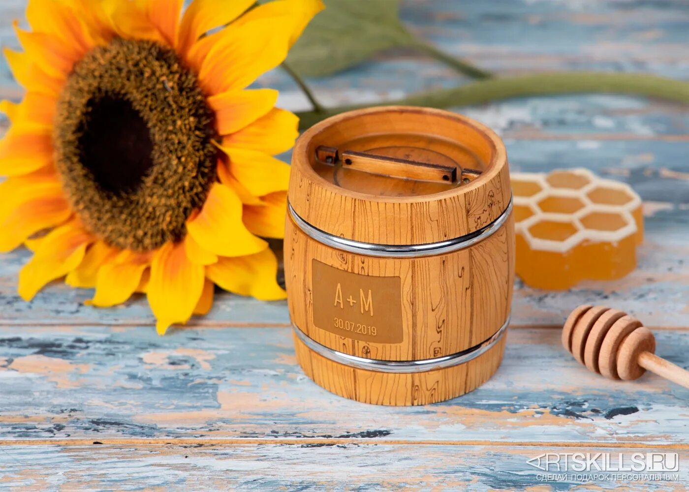 бочки с медом. медовый бочонок. медовый бочонок. бочонок улей. деревянные бочки для меда.