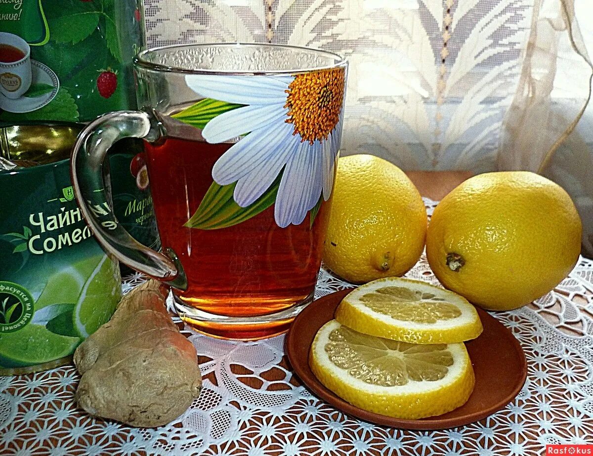Выпить чаю лимоном. Чай с лимоном. Доброе утро чай с лимоном. Лимон с чаем. Чаепитие с лимоном.
