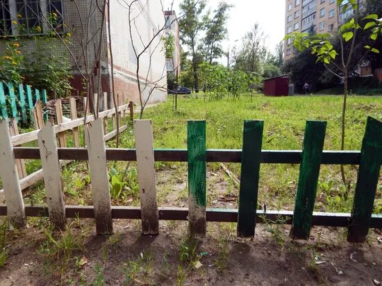 Красивый цветной забор. Краска для деревянного забора. Покрасить деревянный забор. Покрасить деревянный забор. Красит забор.