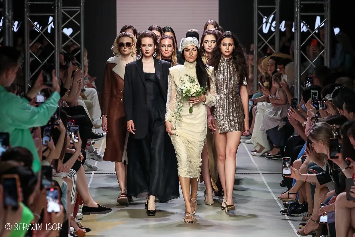 Московская неделя моды 2024 билеты. Московская неделя моды 2022 Venera m.. Fashion week 2022 Москва. Модный показ в Москве 2022.