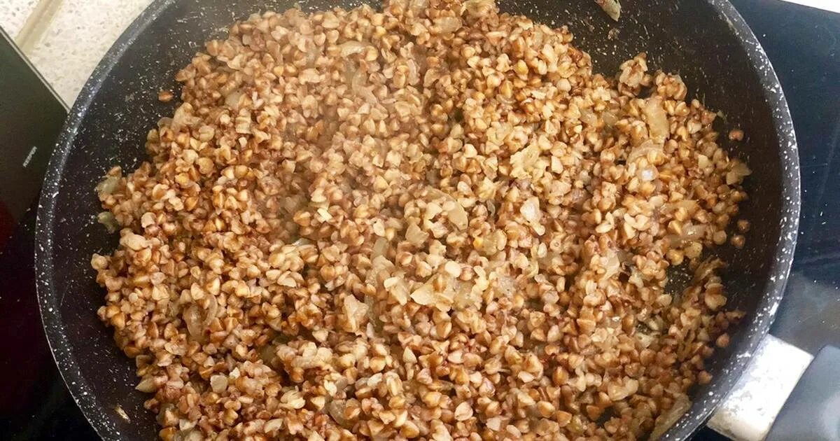 жареная гречка. гречка жареная на сковороде. гречка обжаренная. гречка жареная на сковороде. гречка по купечески в духовке.