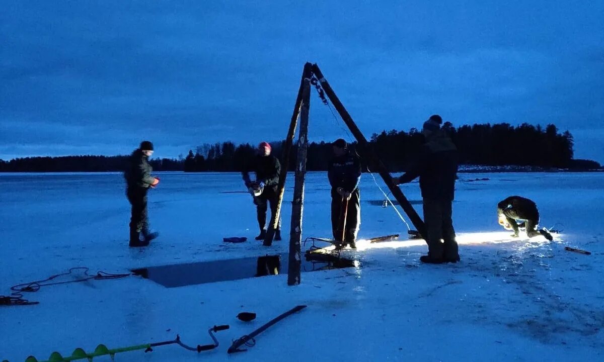 Подъемный кран поднял со дна озера. Снегоход провалился под лед. Трагедия на Онежском озере. Водолазы Ладога.