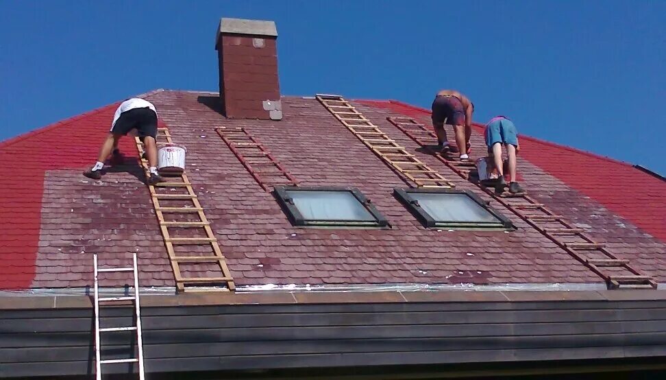 Покраска крыши дома цена за квадратный. Покраска кровли. Крыша покрашенная резиновой краской. Краска резиновая для кровли. Красим крышу дома.