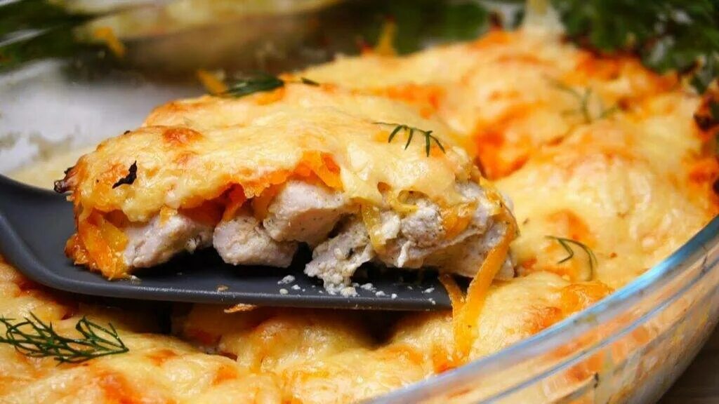 Мясо по французски. Курица под сыром в духовке. Курица запеченная с сыром. Запеченная курица с овощами под сыром.