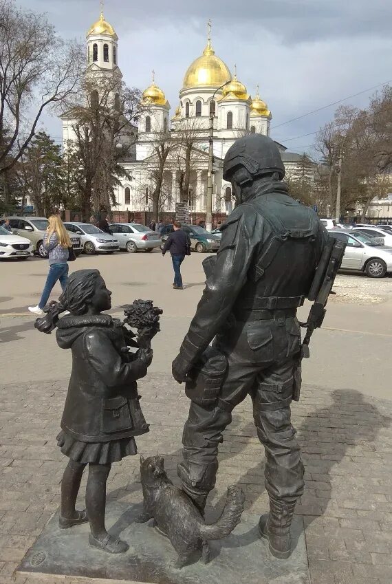 Памятник вежливым людям Симферополь. Памятник вежливым людям в Крыму в Севастополе. Памятник вежливым военным в Симферополе. Памятник зеленым человечкам в Крыму.