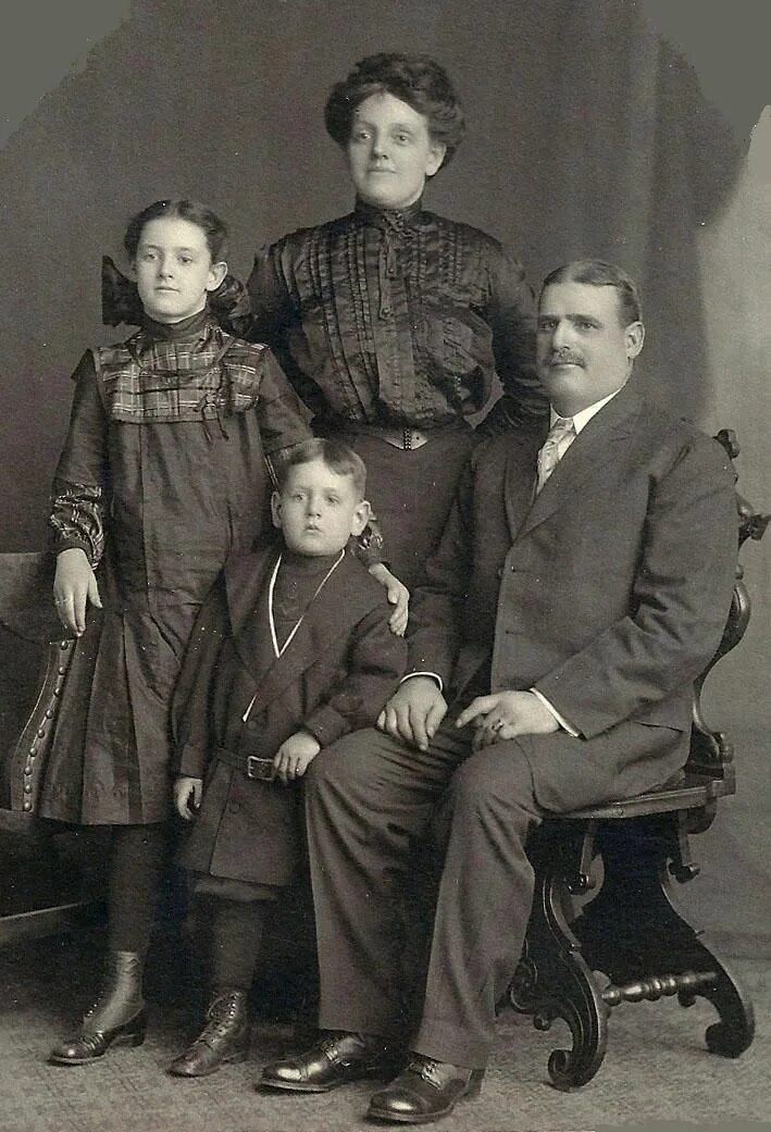 Старые семейные снимки. Семейный портрет. Старинная семья. Старые семейные портреты.