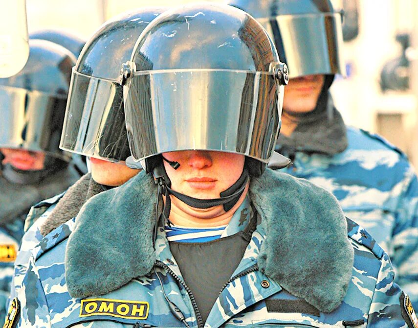 Омон. Омон фото. Черный берет омон. Омон мвд в шлеме. Омон взяли в кольцо.