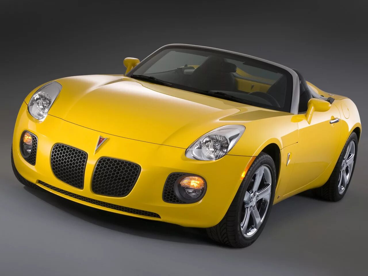 Включи желтую машину. Понтиак Солтис. Понтиак Солстис 2007. Pontiac Solstice GXP. Машина Pontiac Solstice.