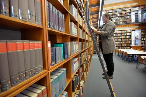 Peter seldom goes to the library