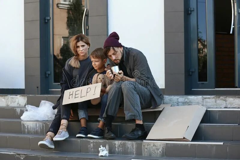 Семья бомжей. Бездомная семья Россия.
