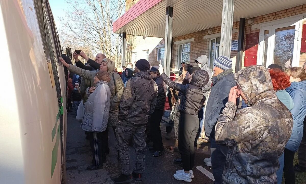Пермь мобилизация 2022. Проводы на вокзале. Мобилизация в бийске. Новости мобилизованных отправят домой. Новости мобилизованных отправят домой.