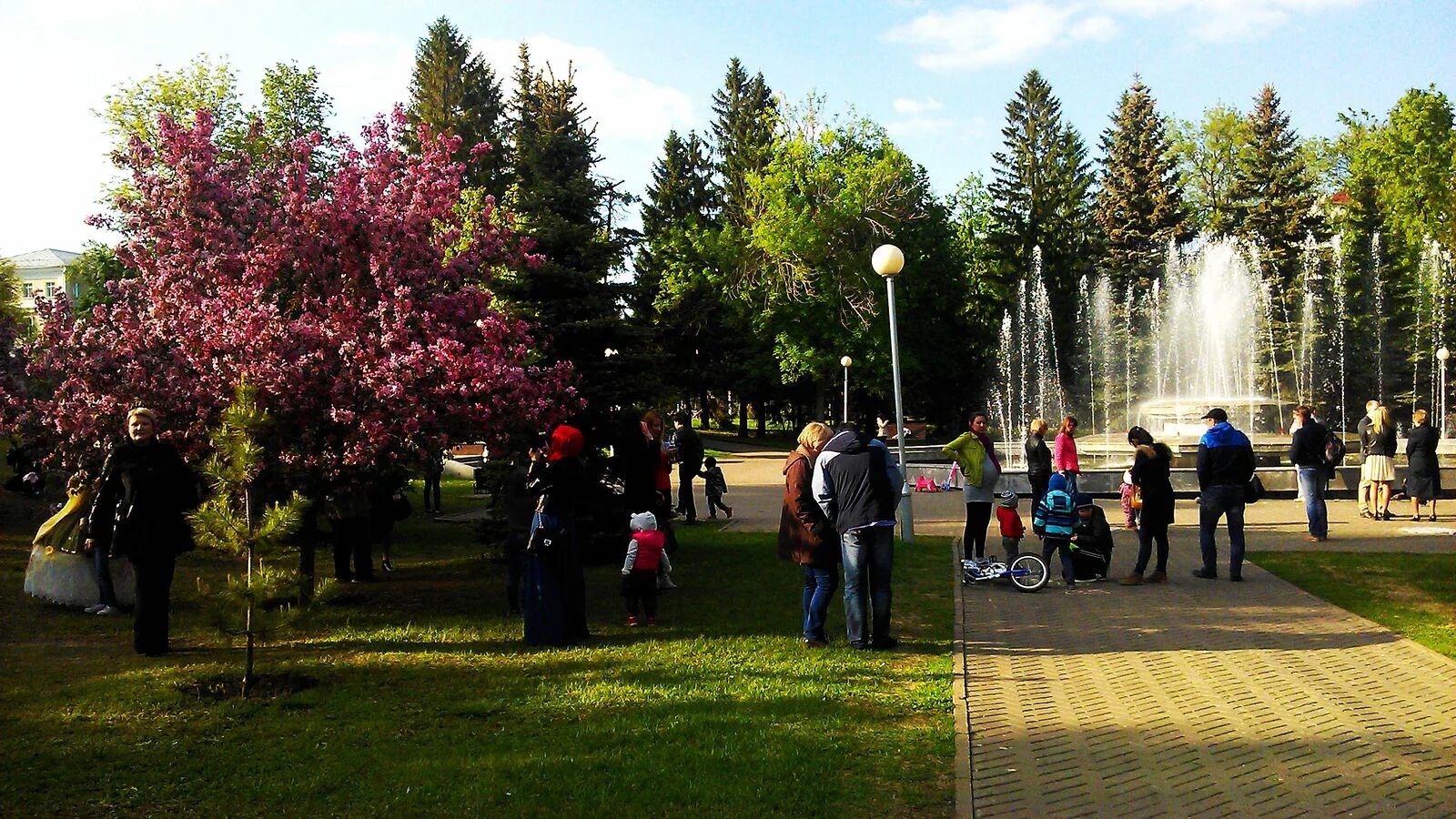 Сакура ленина. Парк Матросова Уфа. Парк им Ленина Уфа. Парк Матросова Уфа фонтан.