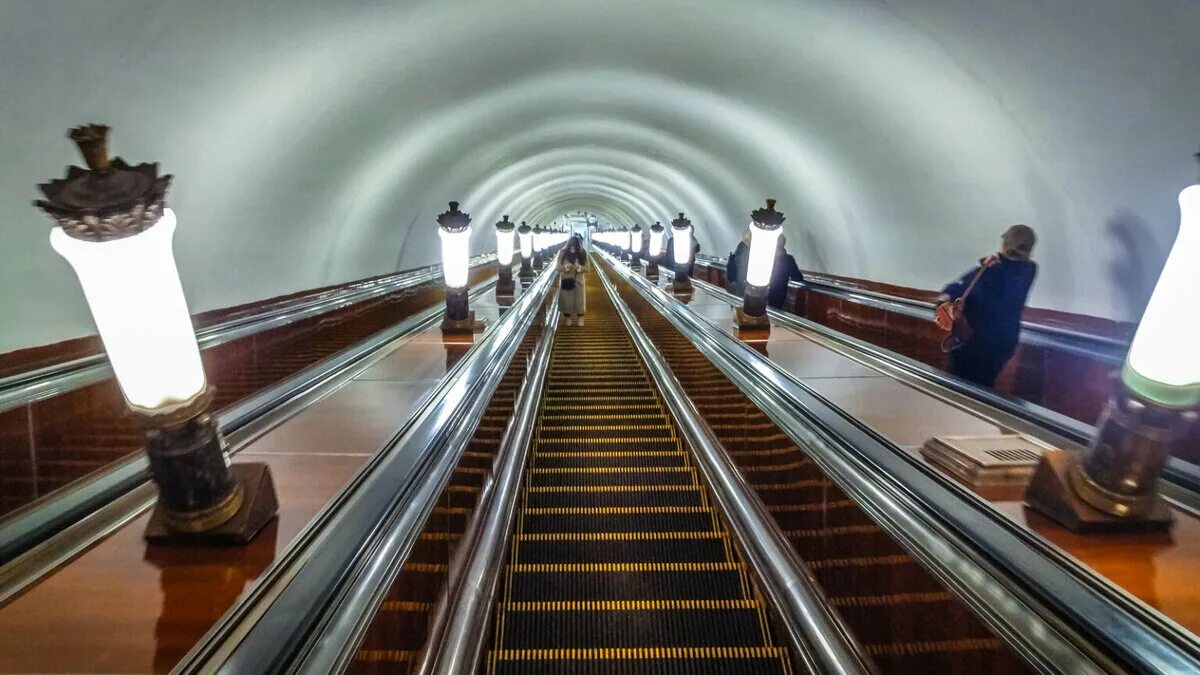 Эскалатор метрополитена поднимает стоящего. Метро Смоленская эскалатор. Эскалатор на Курской. Метро парк Победы эскалатор. Эскалатор в метро на Курской в Москве.