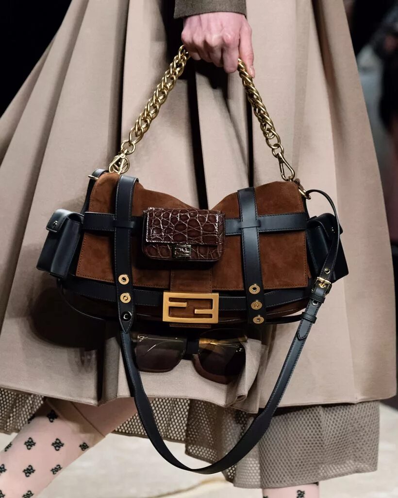 Какие сумки сейчас в тренде. Сумки фенди 2019. fendi сумки осень зима 2025. сумка fendi 2019-2025. сумки фенди осень зима 2025.