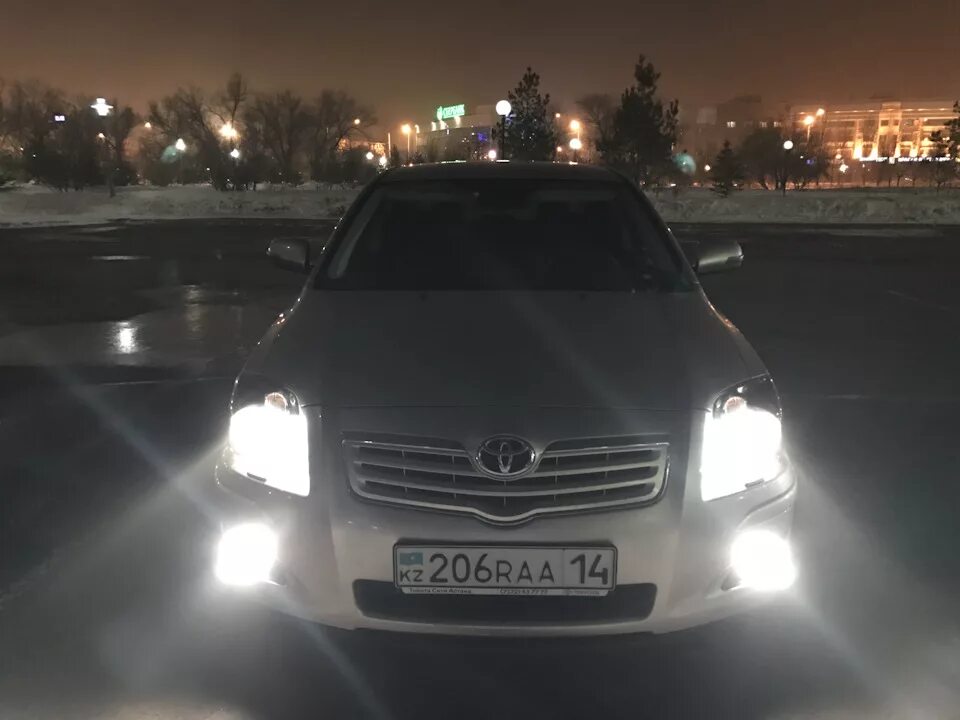 Дальний свет авенсис. Лед лампы в Ближний в Тойота Авенсис 2008 года. Led лампы Avensis 2. Лед лампы в Авенсис т250. Тойота Авенсис 2 лед лампы в Дальний свет.