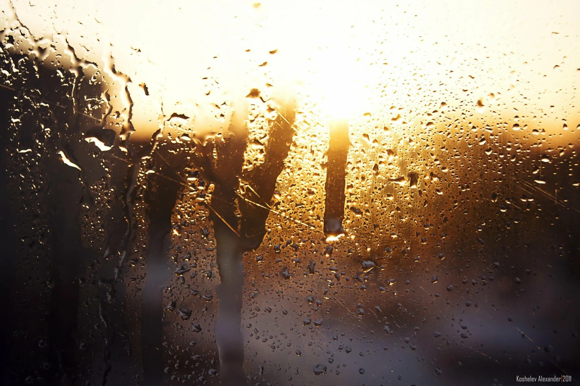 Запотевшее стекло дождь. Капли на стекле. Запотевшее стекло. Дождь на стекле. Капли дождя на стекле.
