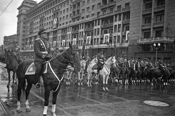 Рокоссовский на параде Победы 1945. Жуков на параде Победы 1945. Парад 24 июня 1945 Рокоссовский. Маршал Жуков на параде Победы. Рокоссовский парад