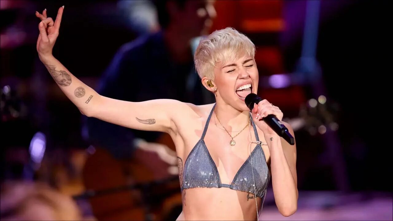 Call me when you high. Майли Сайрус 2020 лысая. Майли Сайрус ме. Майли Сайрус Live. Miley Cyrus Live 2014.