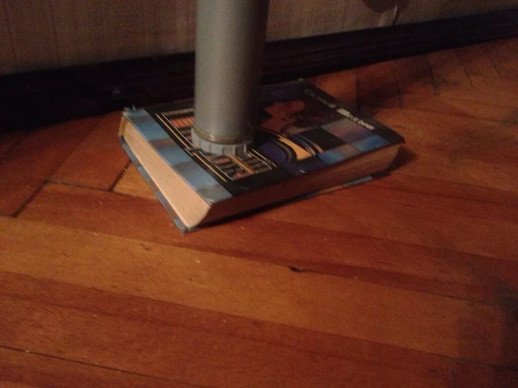 Подпереть стол. Книжка под ножкой стола. Ножки для плитки электрической настольной. Ножкой под столом. Сломалась ножка у стола книжки.