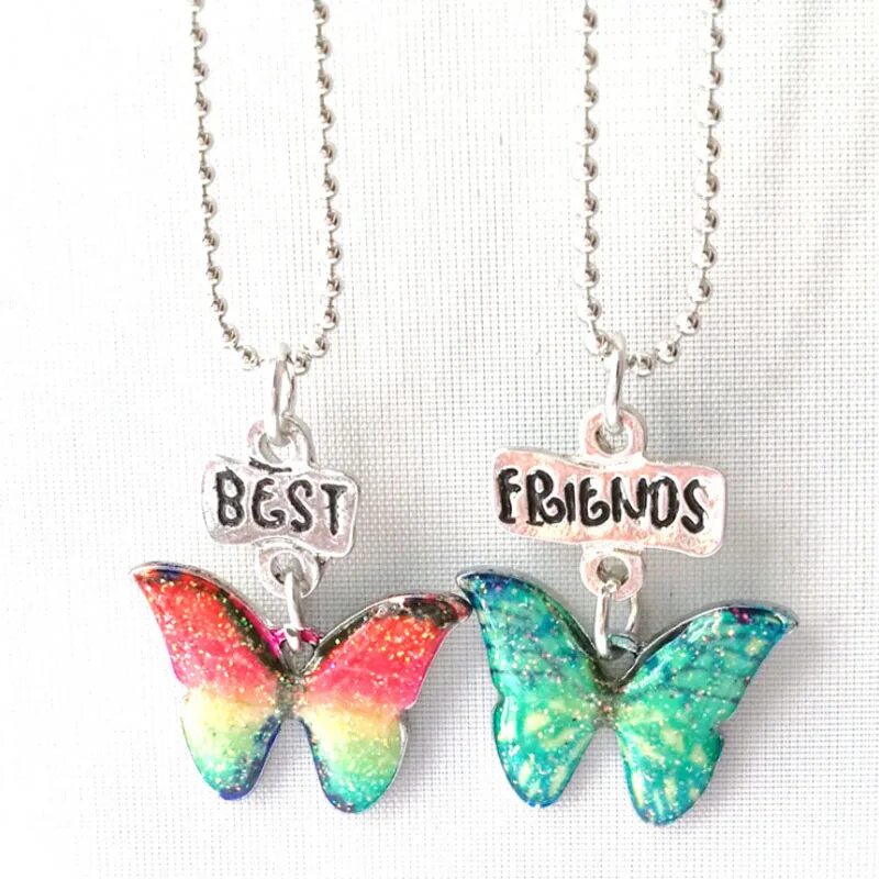 лучшие подруги. кулоны бест френдс для 4. четыре девушки со спины. кулон на пятерых. настоящие друзья.