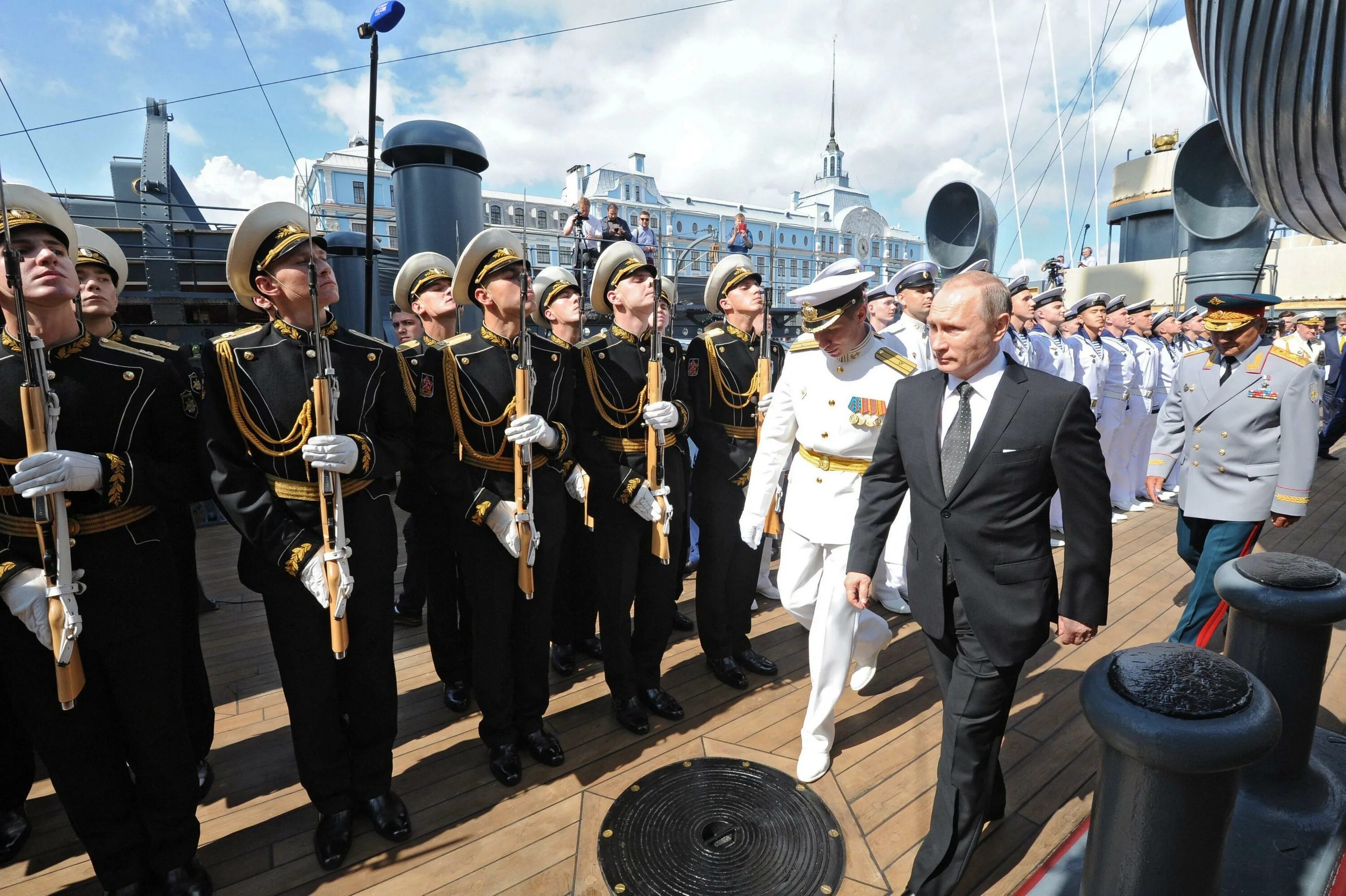 Военно морской флот годовщина. Парад военных кораблей день ВМФ В Санкт-Петербурге. Подводная лодка на параде ВМФ.