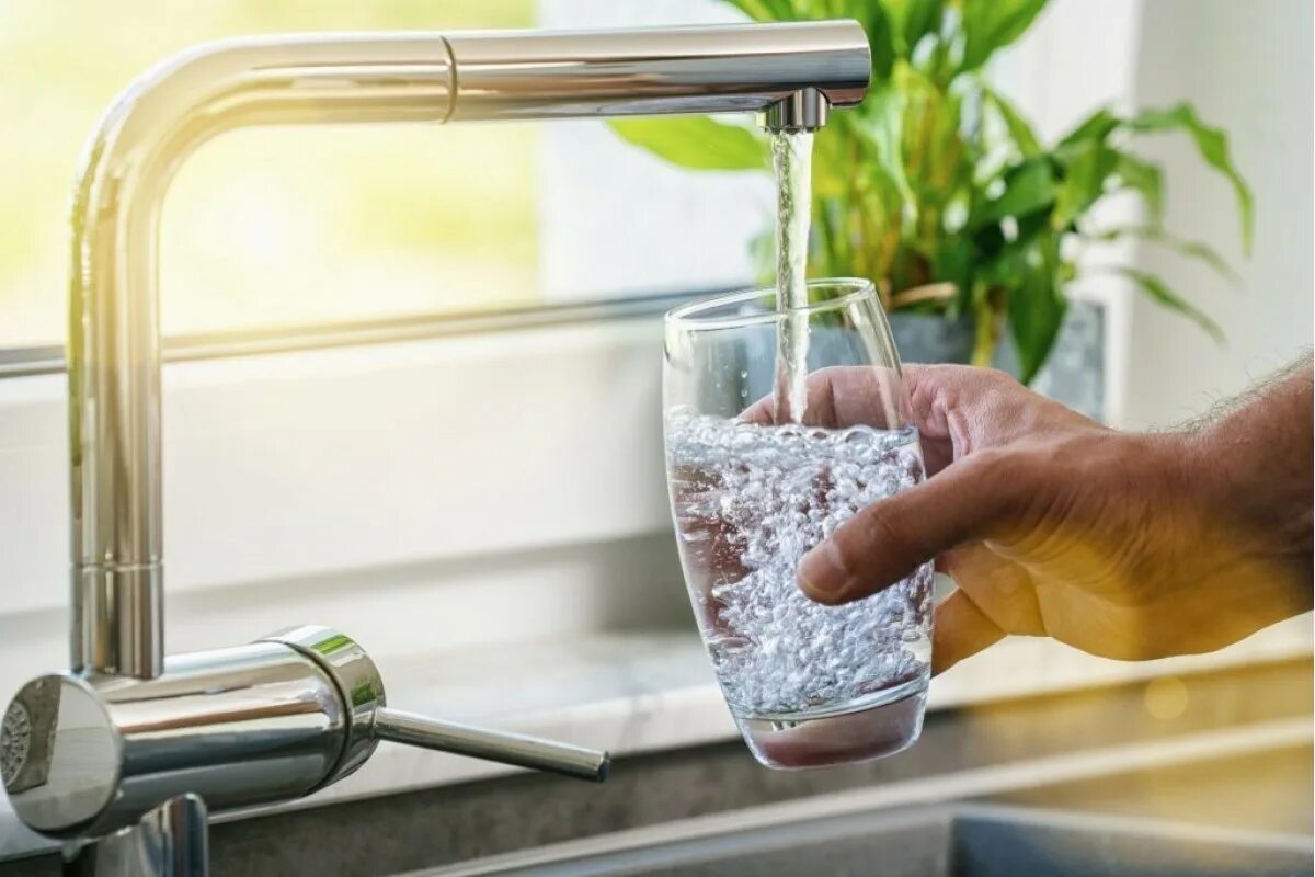 Пить водопроводную воду. Чистая вода из крана. Водопроводная вода. Кран с водой. Кран для питьевой воды.