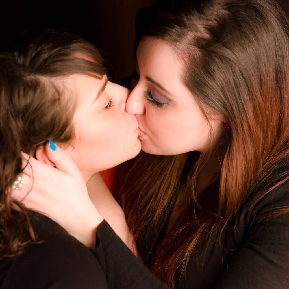 Лизание сестре. Поцелуй девушек. Девушки целуются. Поцелуй двух девушек.