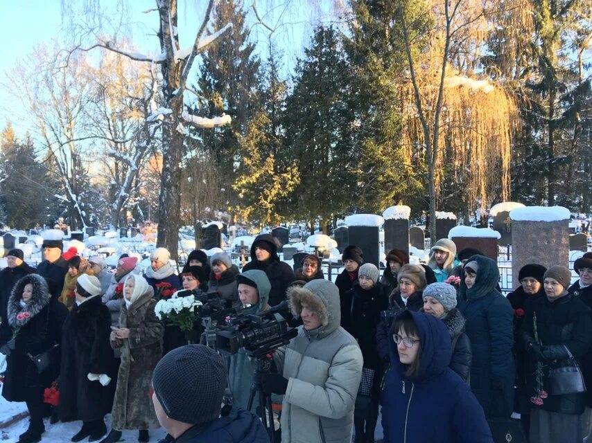 Вести брянск сегодня. Митинг Брянск. Похороны писателя Петра Проскурина. Брянское кладбище Советский район.