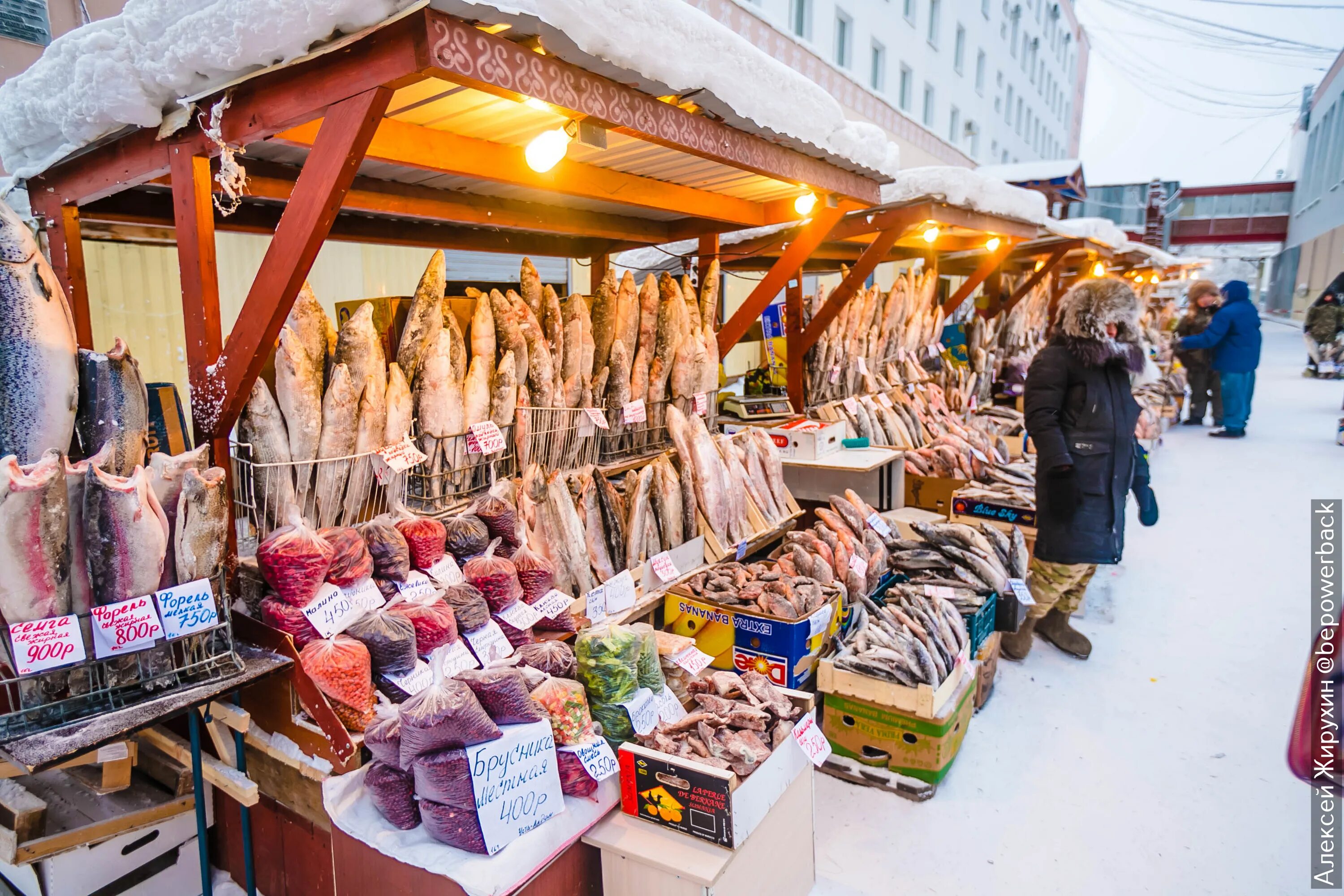 Купили на рынке рыбу. Рынок рыбы в Якутске. Крестьянский рынок Якутск. Крестьянский рынок Якутск рыба. Рыбный рынок в Якутии.