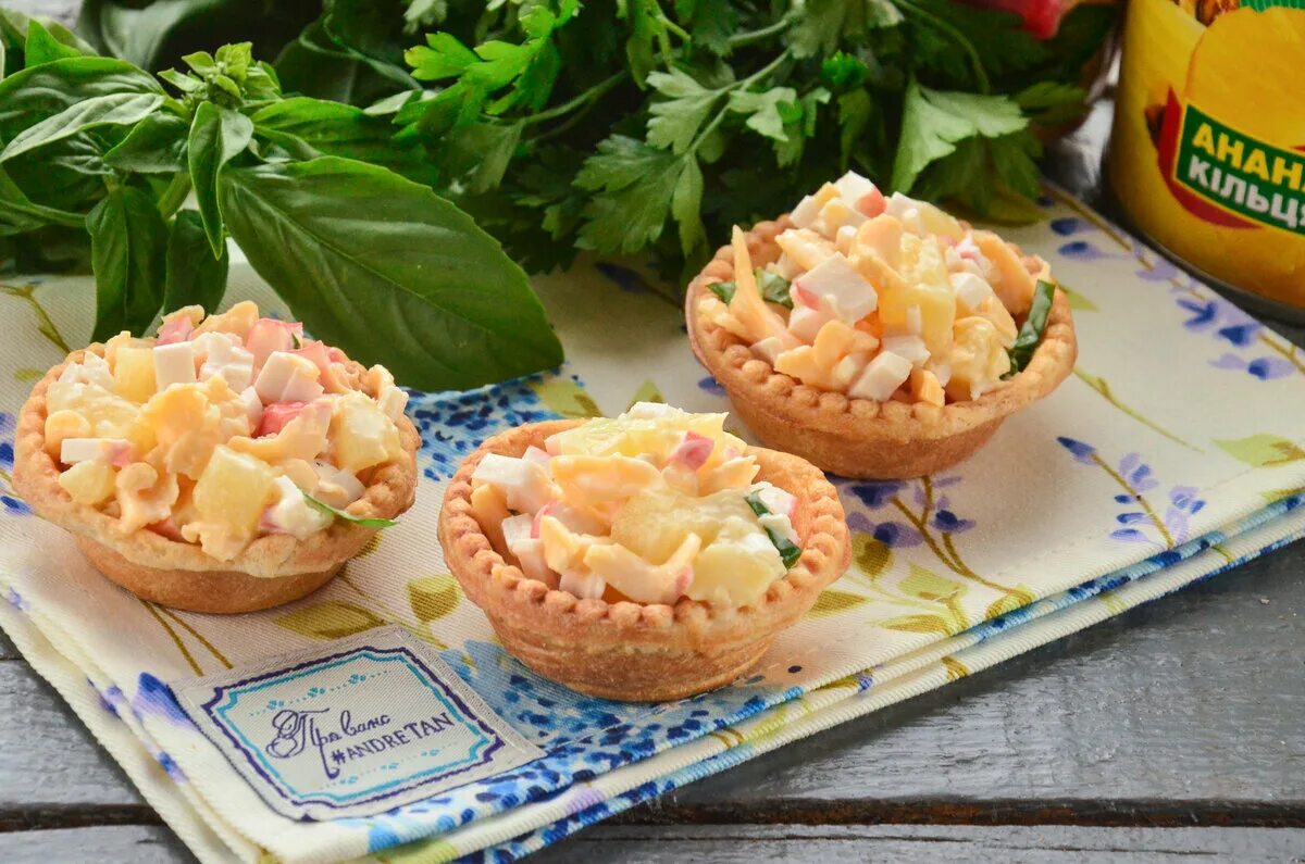 Тарталетки с начинкой крабовые палочки и сыр. Тарталетки с крабовыми палочками и ананасом. корзиночки-тарталетки крабовыми палочками. тарталетки с крабовыми палочками и сыром. пиколини тарталетки.
