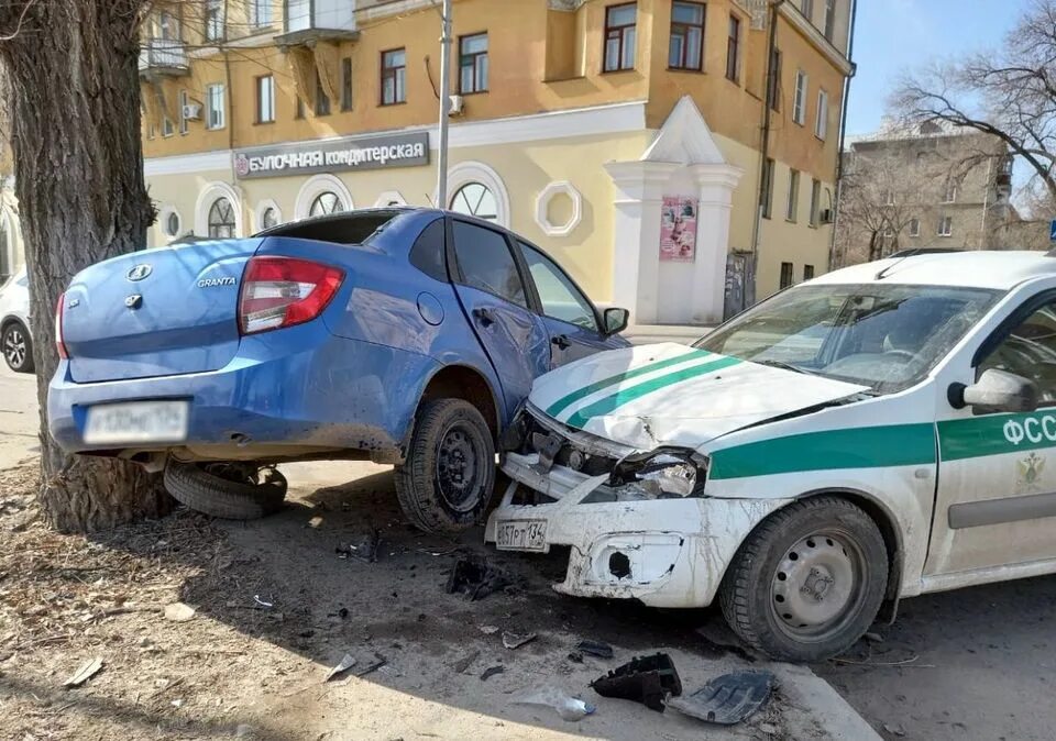 Волгоградское чп. ДТП Краснооктябрьский район Волгоград. Авария в Волгограде машины. Авария машина ФССП. ДТП Волгоград сегодня Краснооктябрьский район.