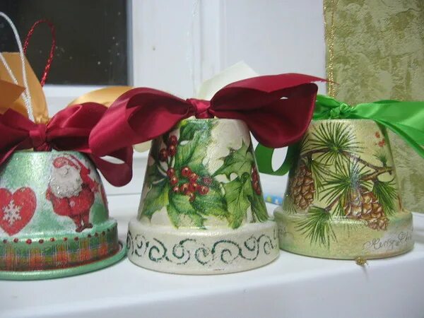 колокольчик из цветочного горшка. колокольчик из цветочного горшка. новогодний колокольчик своими руками. колокольчик из цветочного горшка. новогодняя игрушка колокольчик из цветочного горшка.