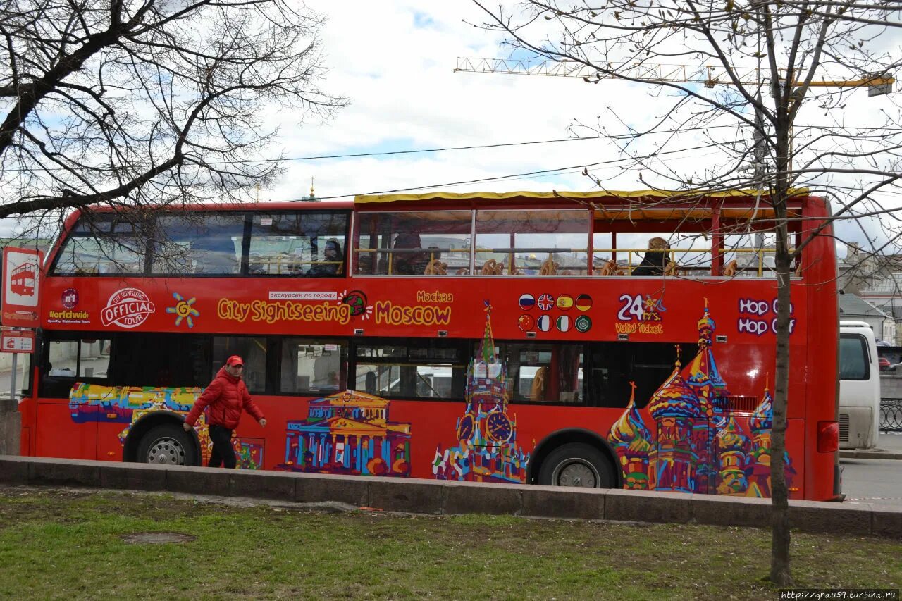 Красный автобус Россия. Красный двухэтажный автобус в Москве. Красный двухэтажный автобус Нижний Новгород. Двухэтажный красный автобус Рязань.