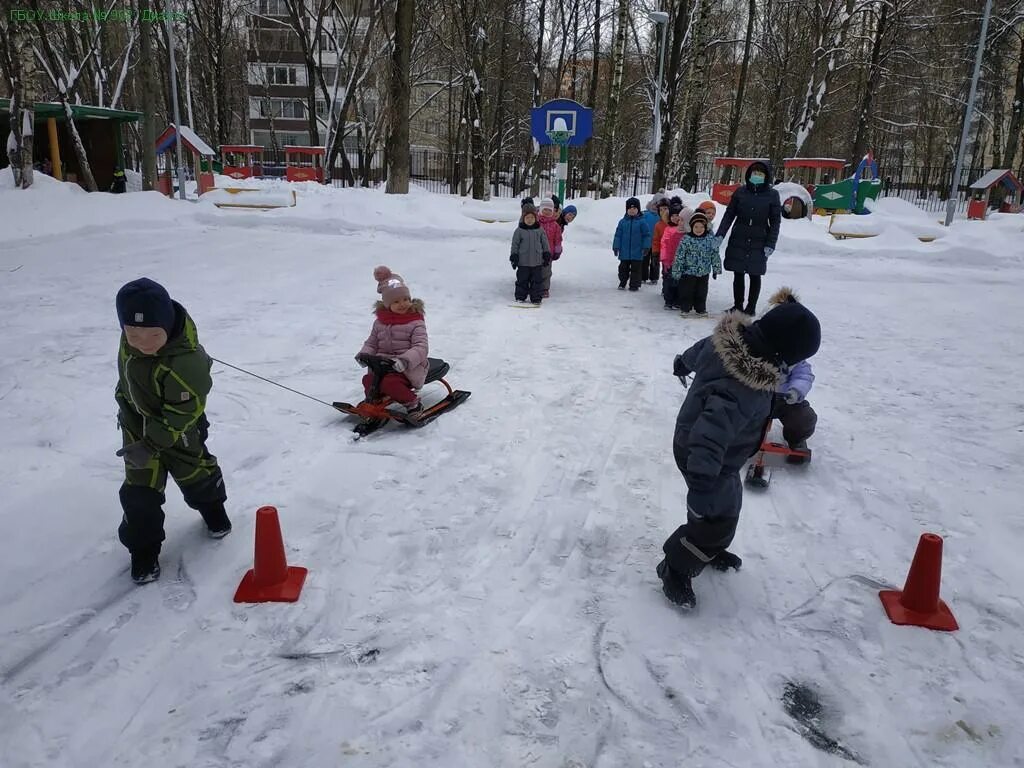 Игры зимой. Неделя зимних игр и забав в ДОУ. Зимние забавы в ясельной группе. Зимние забавы в детском саду на улице ясельная группа. Игры забавы в младшей группе