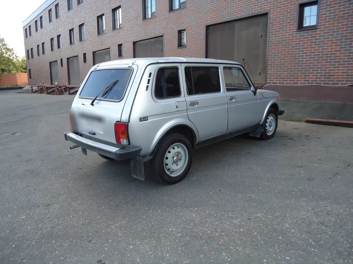 Лада нива урбан 2131 черный. Ваз 2131 нива. Нива 2131 на чёрном фоне. Lada нива 2131. Б у 5 дверную ниву.