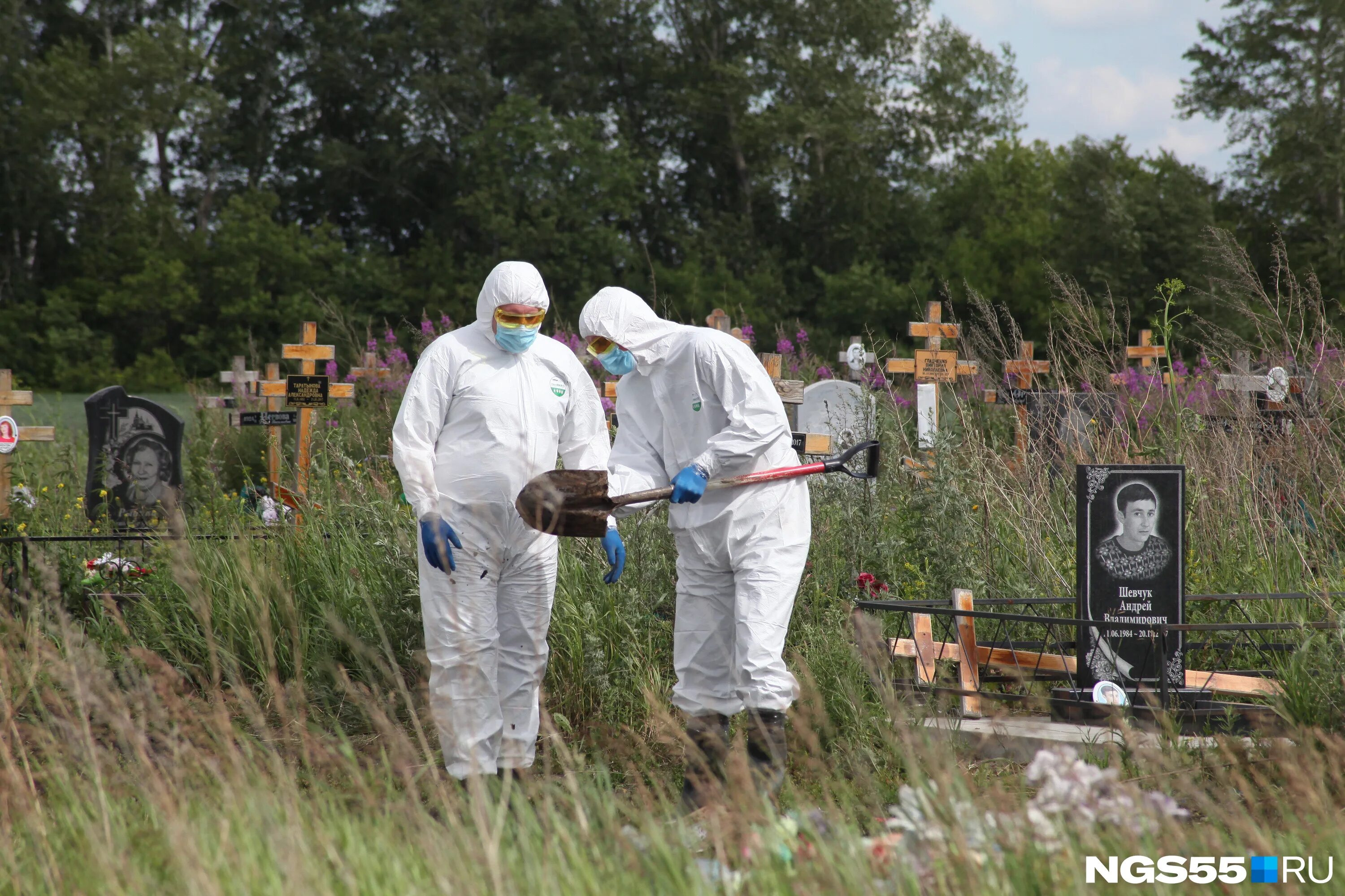 смерть от коронавируса. после ковида люди умирают. похороны погибших от коронавируса. кладбище мертвых от ковид. смерть россии кладбище.