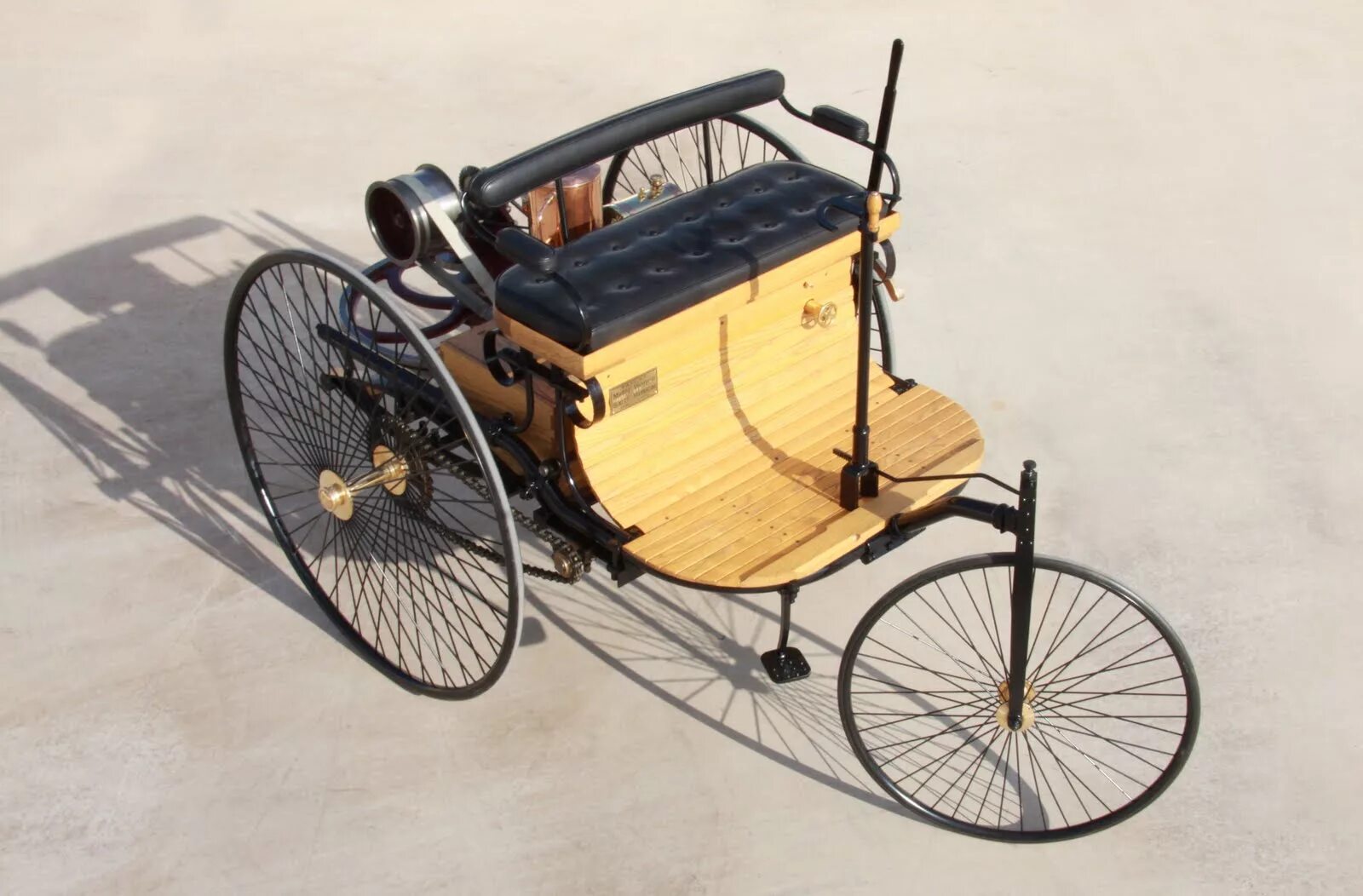 Какой был самый 1. Woods queen victoria electric. Самая первая машина. Электромобиль романова 1899. Какой был самый 1.