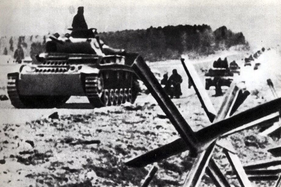 Сколько фашистских танков уничтожил артиллерист борисов. Немецкие танки на подступах к Москве 1941. Немцы на подступах к Москве 1941 год. Наступление немцев на Москву в 1941. Немецкая танковая колонна 1941.