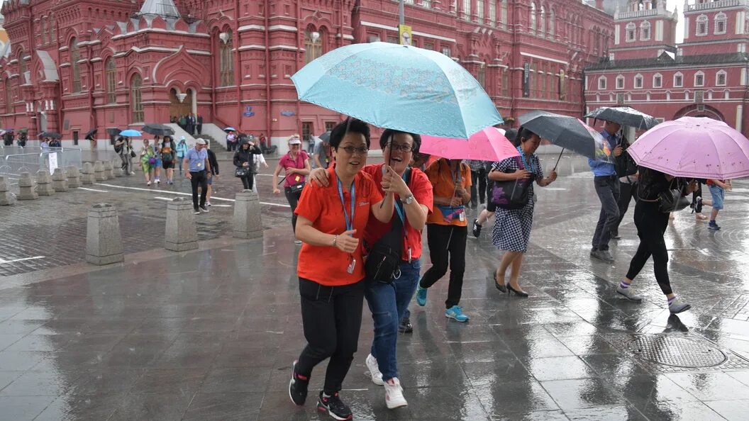 В чем сейчас ходят люди. Китайские туристы в Москве дождь. Москва люди. В чем ходят в Москве. Москвичи летом.