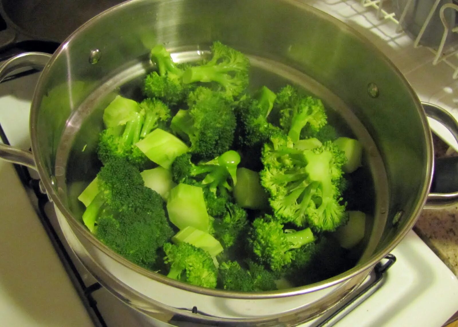 Приготовить капусту брокколи быстро замороженную. Брокколи в кастрюле. Брокколи вареная. Брокколи для варки. Паровые овощи.