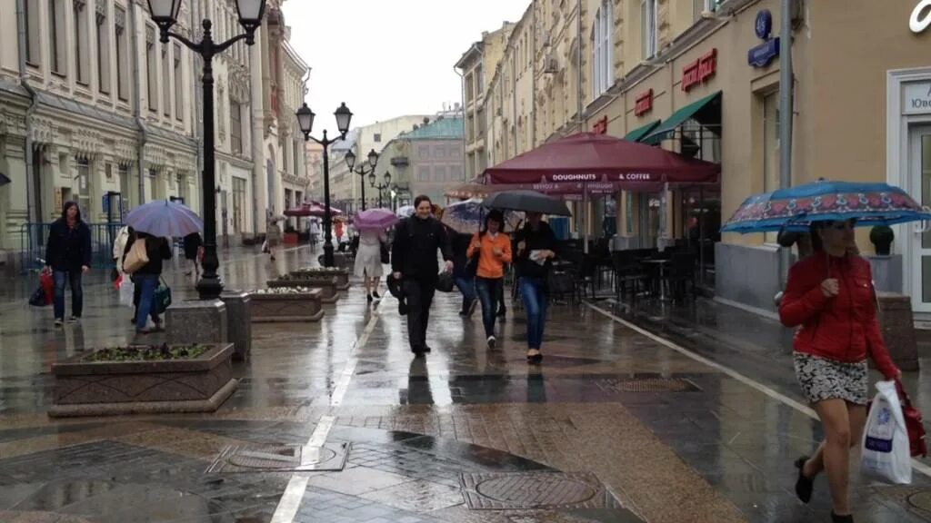 Куда погулять в москве завтра. Дождь в метрополитене. Фото улицы Тверская в Москве с дождем. Погода +10 улица фото. Погода в Москве в ЮЗАО.